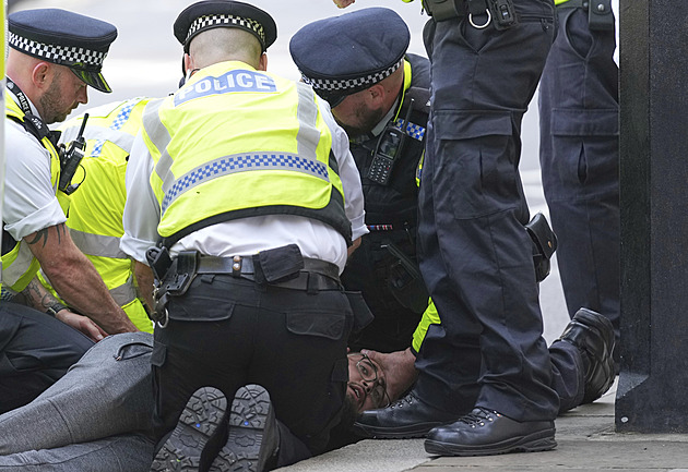 Londýnská policie zatkla stovky lidí podporujících propalestinské teroristy