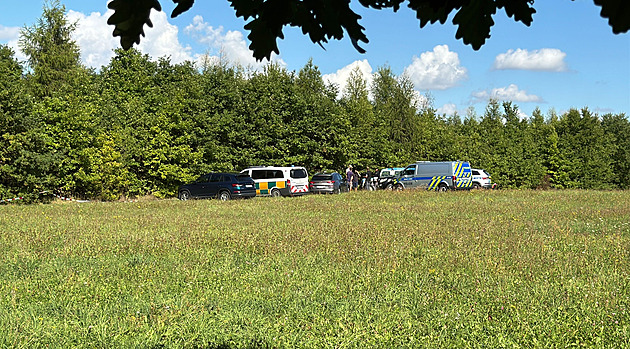 Muž a žena zahynuli při pádu ultralightu v Letňanech, stroj měl po startu závadu