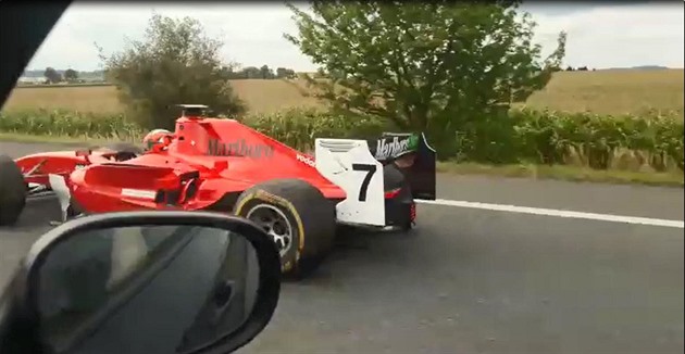 Řidič formule ukázal, jak ho policie dopadla. Stěžuje si, že neprávem