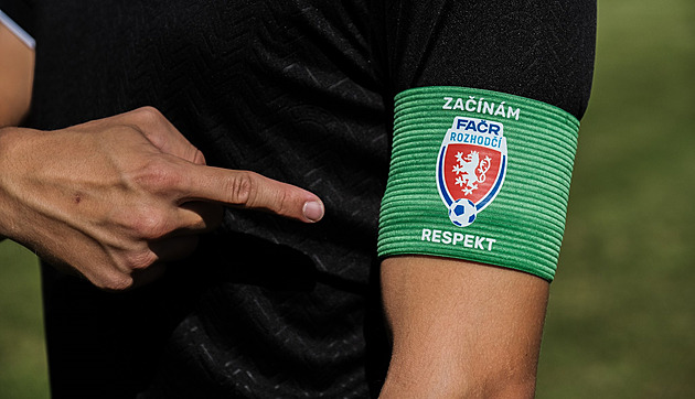 Šílenost! Trenér dorostenců škrtil mladého rozhodčího, zasahovalo 12 policistů