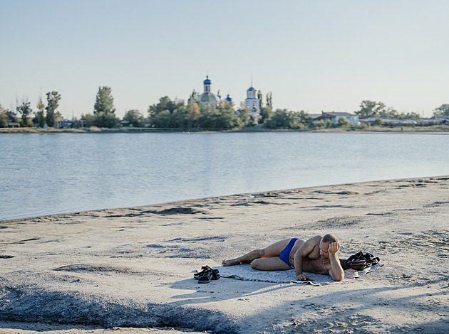 Na Slovjansk dotírají Rusové. Pláže jsou však pořád plné a v parku křepčí Labubu
