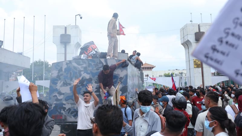 Krvavé protesty proti zákazu sociálních sítí v Nepálu: Po střelbě do davu zemřelo 19 lidí