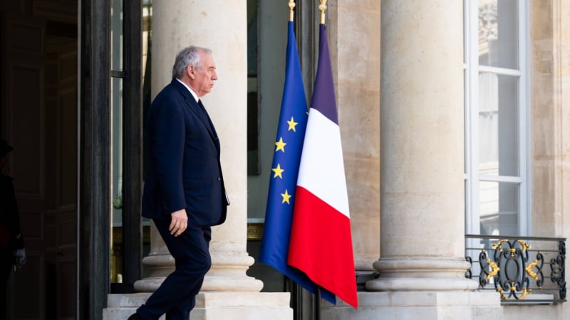 Francouzská vláda padla. Premiérovi Bayrouovi zlomily vaz plánované škrty.