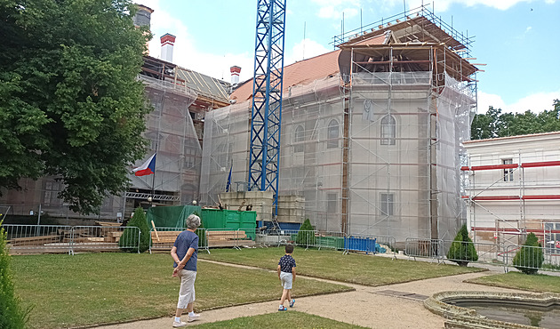 Rekonstrukce za 100 milionů korun. Zámek Libochovice opravuje střechy