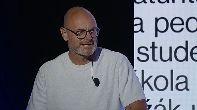 Omezil bych telefony na školách, řekl Plaga. Vždyť si nás tu fotíte, opáčil Rakušan