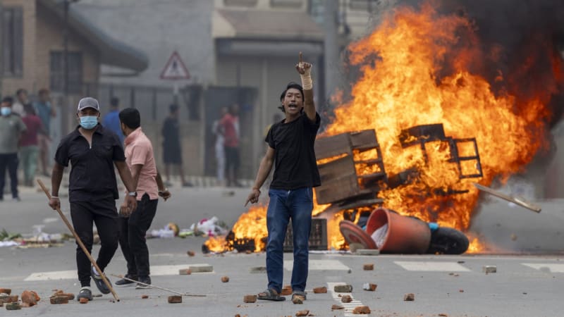 Krize v Nepálu se vyhrotila: Demonstranti zapálili budovu parlamentu