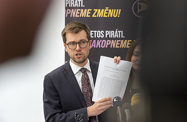 Poslanci se scházejí na poslední schůzi. Piráti chtějí, ať skládá účty Decroix