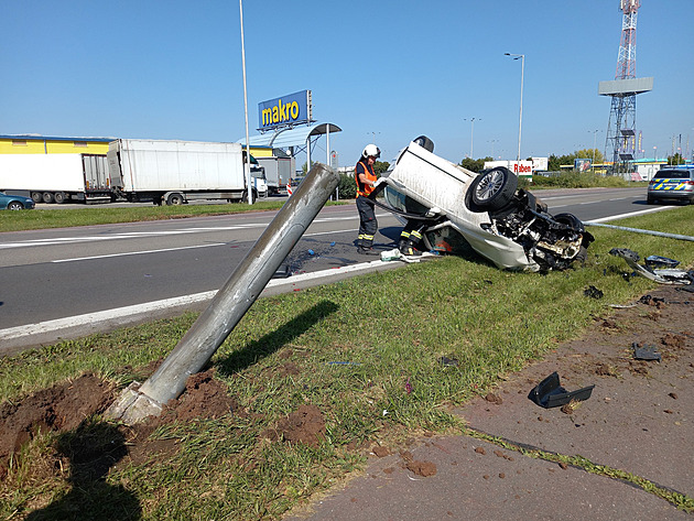 Řidič přerazil sloup veřejného osvětlení, auto pak převrátil na střechu