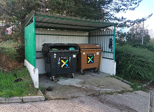 Žena odložila miminko do kontejneru, našli jí podle bundy. Případ spěje k obžalobě
