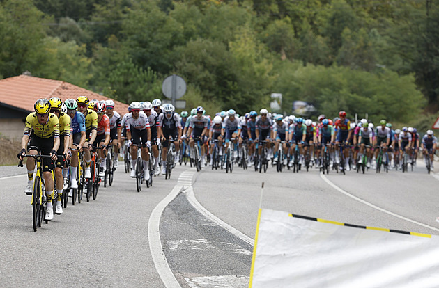 Vuelta ONLINE: Za vítězstvím v 16. etapě míří trio, Vingegaard se vrací po defektu