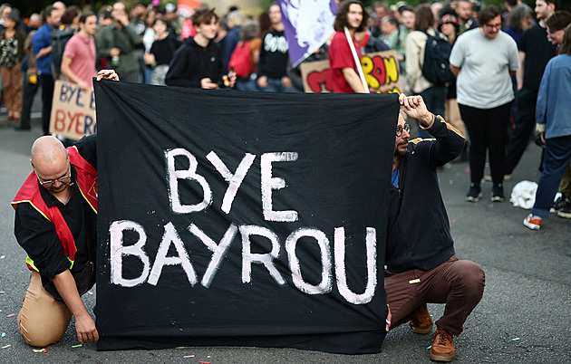 Bayrou podal demisi, Macron jmenoval pátého premiéra za dva roky. Francii čekají bouře