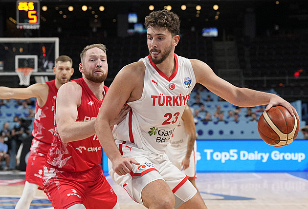 Sengün táhl za postupem Turky, Janis vedl Řeky. Rivalové se střetnou v semifinále