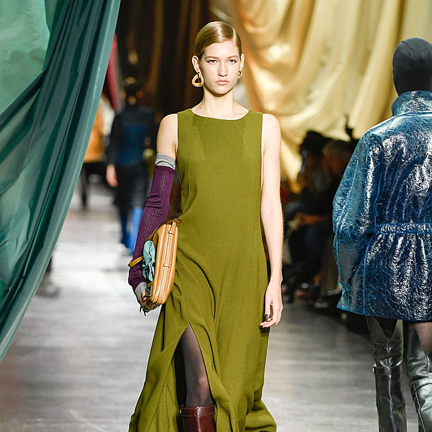 Ve stínu olivovníku. Móda v tomto odstínu skvěle zapadne do podzimu