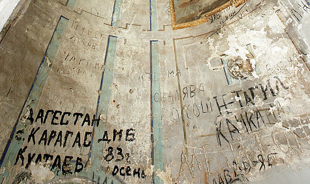 Zachovat vandalské nápisy Sovětů? Na Libavé řeší, zda má kostel zůstat mementem