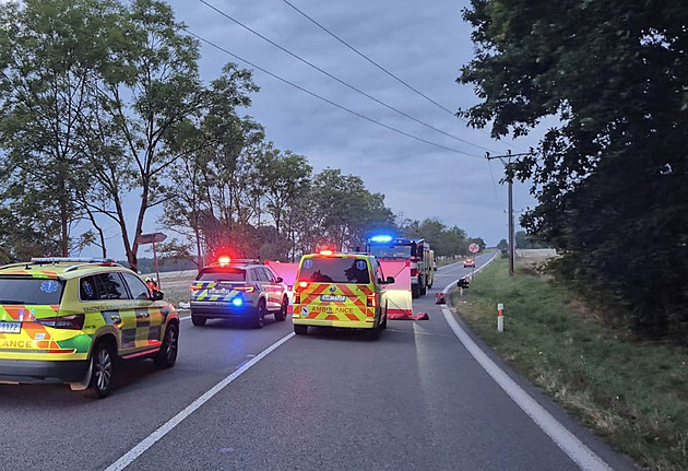 Tragická nehoda na Trutnovsku. Při srážce aut zemřeli čtyři lidé