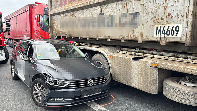 Hromadná nehoda omezila provoz v pražských Nuslích, jeden muž se zranil