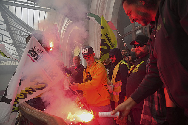 Blokujme všechno. Lecornu se ujal úřadu premiéra, Francií zmítají protesty