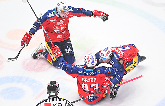 ONLINE: Pět gólů za třetinu, Pardubice drtí Hradec. Plzeň vede v Liberci, Vary tápou