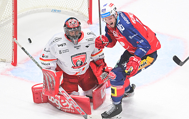 ONLINE: Sedm ku jedné, Pardubice drtí Hradec. 
S chutí pálí i Třinec, Liberec tápe