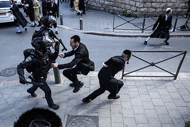 Vydržte, než přijde záchrana. V Izraeli mají ultraortodoxní návod, jak se vyhýbat vojně