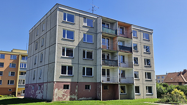 Obyvatelé domu hrůzy obtěžovali okolí, Javorník je nahradí mladými rodinami