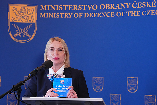 Černochová bilancuje čtyři roky v čele obrany. Podepíše se také nákup Leopardů