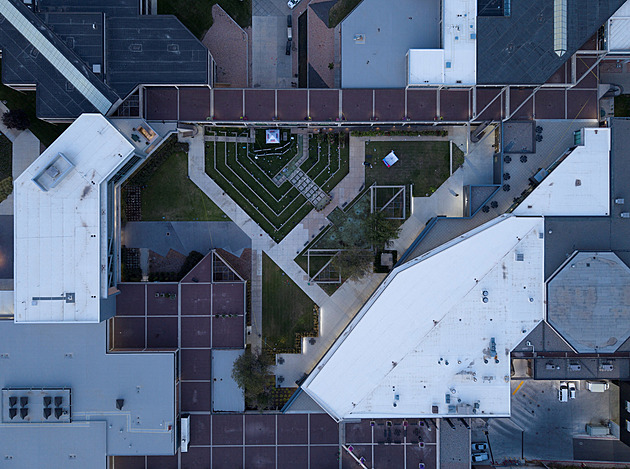 Vyšetřovatelé mají záběry střelce na Kirka. Našli pušku a další stopy