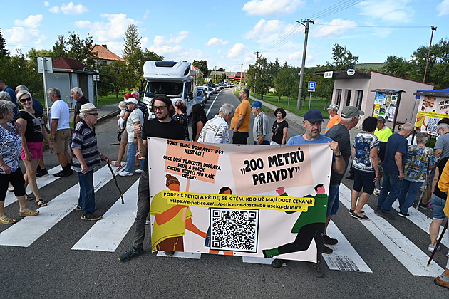 Přecházejí tam a zpět. Lidé na Kroměřížsku opět blokují silnici kvůli nedokončené D49