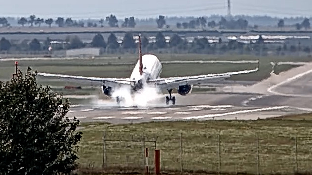 VIDEO: Tvrdé přistání na pražském letišti. Airbus z Londýna zavadil o ranvej