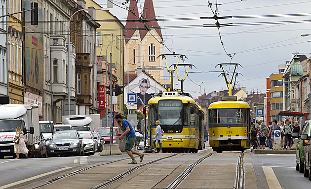 Případ uvláčeného mladíka policie odložila, přelézal vagony po spřáhle
