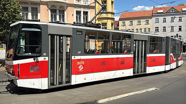 Polonahý muž vylezl v Praze na tramvaj a odmítal slézt. Zastavil provoz