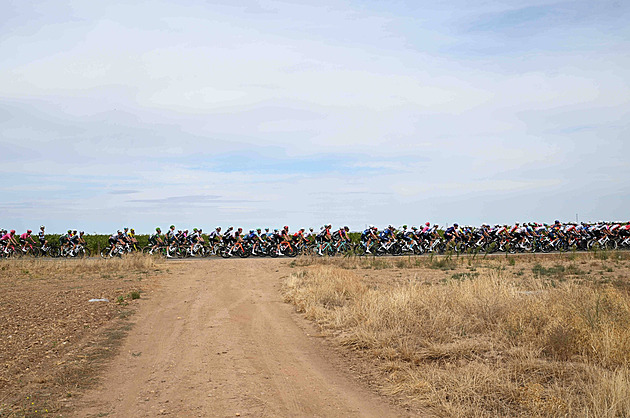Vuelta ONLINE: Nervózní peloton se blíží k cíli, chystá se hromadný dojezd