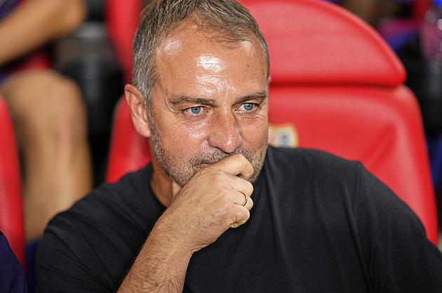 UEFA se slitovala nad Flickem, Barcelona začne Ligu mistrů s trenérem na lavičce