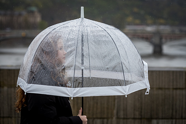 Víkend bude na východě země ve znamení vydatných dešťů. Hrozí i silné bouřky
