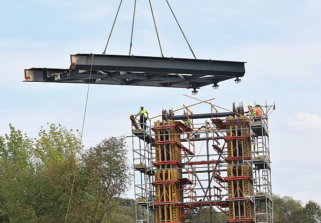 Přivézt, svařit, uložit. Řeku Olši přemostila nová konstrukce, poslouží turistice
