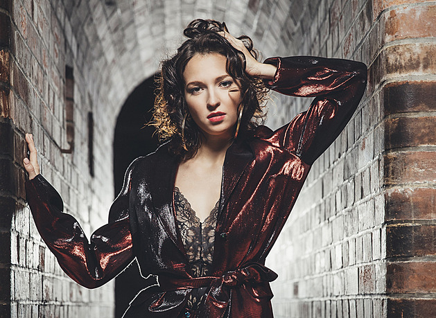 „Peníze jí nevadí, ale ze své písně má trauma.“ SPD se ohradila proti Kohoutové