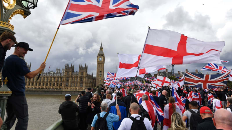 Začala revoluce, zní Londýnem. Lidé brojí proti vládě i migrantům a vzdávají hold Kirkovi