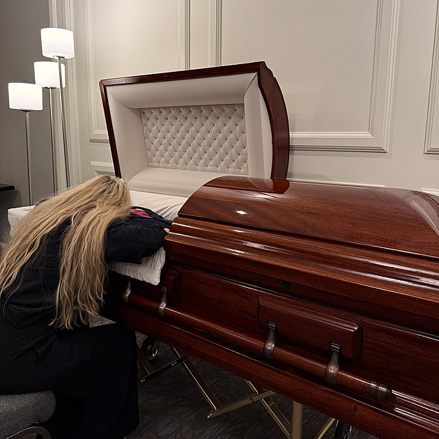 „Pane prezidente, Charlie vás miloval.“ Vdova zveřejnila Kirka v rakvi