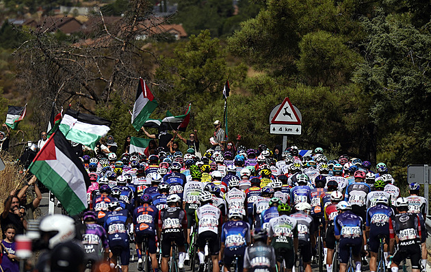 Vuelta ONLINE: Velké finále? Aktivisté opět blokovali silnici, jezdci se naštěstí vyhnuli