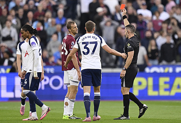 ONLINE: Krejčí debutoval prohrou, Souček proti Tottenhamu dostal červenou kartu