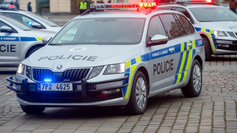 Stopa v případu výhrůžek otravy ricinem? Policie pátrá po několika lidech, zveřejnila fotky