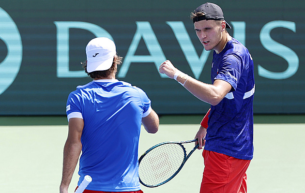 Macháč s Menšíkem nezvládli deblovou bitvu, Lehečka bude odvracet porážku