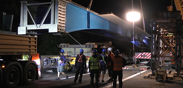 Po osazování nosníků se na D11 u Jiren otevřel jeden pruh směrem na Prahu