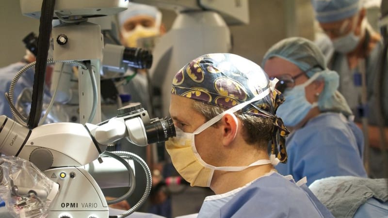 Do oka mu voperovali zub, slepci se po 20 letech vrátil zrak. Když uviděl lékaře, rozplakal se