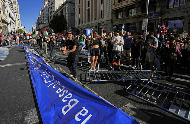 Vuelta ONLINE: Protestující v Madridu se dostali na trať. Peloton stojí