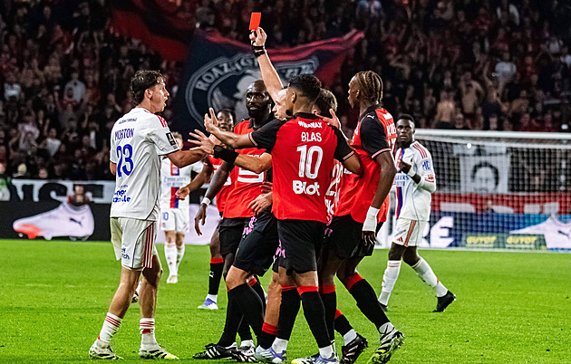 Červená a kolaps. Karabec se Šulcem poprvé prohráli, PSG zůstává stoprocentní