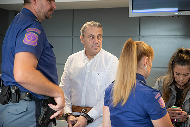 Požár luxusní vily u soudu. Majitele viní, že šlo o pojistný podvod