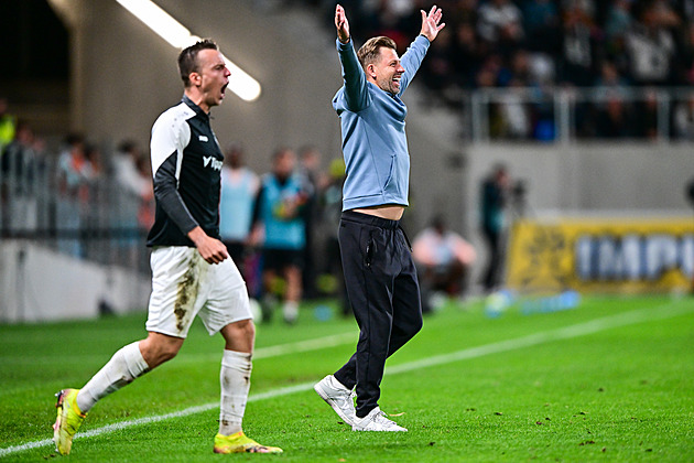 Oslava výročí, jak se patří. Hradec sejmul lídra, Sparta v lize poprvé selhala