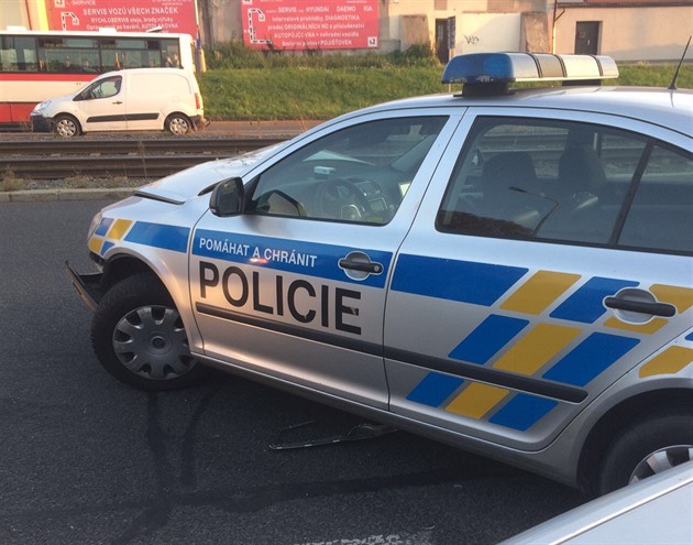 Autobus plný studentů zastavila policie, opilého řidiče prozradil styl jízdy