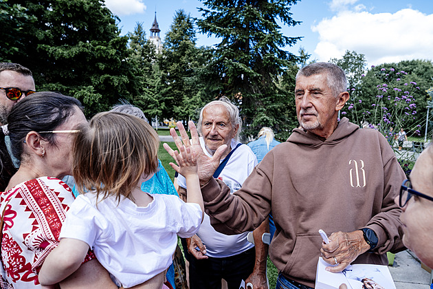 Babiš jako Vémola, Motoristé mají unikátní SPZ. Politici rozjeli vlastní e-shopy